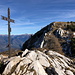 Cima Mandriolo - Blick vom Kreuz zum etwas östlich gelegenen Gipfel.