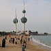 Tag 2 (26.2.) - الكويت (Al Kuwayt):<br /><br />Am heutigen zweiten Nationalfeiertag war der Strand bevölkert, besonders an der Corniche nahe bei den Wassertürmen  أبراج الكويت (’Abrāj al Kuwait).