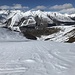 Abfahrt zum Val Arpiglia, gegenüber das Skigebiert von Zuoz, die Kunstschneepisten sind als weisse Streifen sichtbar