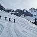 <b>In poco più di un’ora arrivo al monte Partnunstafel, meta molto ambita dai vacanzieri grazie alla presenza di due locande di montagna, una aperta anche in inverno. A circa 200 m dal “Berggasthaus”, devio a destra lungo il Tällibach, seguendo la traccia trasformata in stradina dal passaggio degli sciatori. Un tempo questo percorso, che sale fino al Plasseggenpass (2354 m), era utilizzato da commercianti e contrabbandieri che trafugavano merci dal Montafon alla Valle di St. Antönien e viceversa. </b>