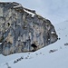 <b>L’occhio è attratto da un’imponente parete rocciosa nella quale spiccano delle grotte, le Weberlisch Höli, utilizzate un tempo come nascondiglio dai contrabbandieri.<br />Alla destra si scorgono degli sciatori diretti al Plasseggenpass (2354 m).</b>