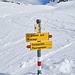 <b>Un segnavia informa che a destra si continua, in forte salita, in un canalone che conduce al St. Antönier Joch (2377 m) e al Riedchopf (2551 m) o Riedkopf. A sinistra si prosegue verso la meta prevista. </b>