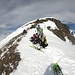 <b>Dopo 3 h e 45 min di cammino arrivo allo Skidepot, già occupato da una ventina di sciatori. Un preoccupante cornicione di neve, sul versante austriaco, segnala un principio di distacco. </b>