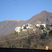 Castello oberhalb - heute das erste Ziel, und darüber der Monte Boglia, später dann das zweite