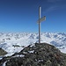 Gipfelkreuz mit Silvretta im Hintergrund