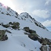 Hier könnte man schräg am sehr steilen Hang Richtung Piz Val Lunga aufsteigen. Ich steige links zu einem Bergrücken auf.