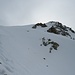Rückblick beim Abstieg. Kurz wurde 40° Steilheit erreicht. Bei ausreichend Schnee und sicheren Bedingungen spannende Abfahrt!