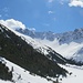 Die Skiroute verläuft rechts unten im Tal.