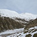 Die Ost- u. SO-Hänge auf der anderen Talseite sind bis etwa 2200m Höhe ziemlich schneefrei. Rechts im Hintergrund sieht man den Gipfel des Danzebells.