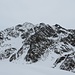 Zoomaufnahme: man sieht den Gipfel der Südlichen Valvelspitze, der dahinter aufragt.