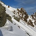 Unterwegs in der Gipfelflanke, die etwa 40° steil ist, oben bis über 45° erreicht. In Bildmitte unten sieht man eine rot-weiße Markierung des Sommeranstiegs.
