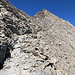 Im Aufstieg zum Rocciamelone - Die Schlussetappe führt nun durch den felsigen Gipfelaufbau.