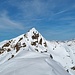Der nahe und leicht erreichbare Gipfel des Baslersch Chopf vom Skigipfel aus. So sieht er doch schöner aus als wenn er vertrampt wäre