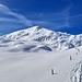 Die wunderschön verschneite Berglandschaft nach den Schneefällen der letzten Tage. Das Ziel ist der Gipfel im voraus, hinter dem der Tälligrat liegt.