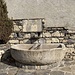 mitten im kleinen Lozzo, schmucker alter Brunnen - und Wegzeichen