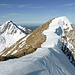 Ankunft auf dem Gipfelgrat: rechts der Stieregrat 2160, links die Kaiseregg, dazwischen u.a. Vanil des Cours und Pointe de Bremingard, links hinten u.a. Le Moléson, am Horizont der Waadtländer Jura