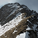 Aufstieg über den unten aperen, oben mit Trittschnee bedeckten Kaiseregg NE-Grat