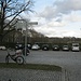 Gleich werde ich den nächsten Berg erreichen, den Nußberg im Hintergrund rechts. Geradeaus davor liegen Sportanlagen auf dem Franz'schen Feld, einem ehemaligen Exerzierplatz. Das Gebäude links war die dazu gehörende Kaserne, später diente sie als Kreiswehrersatzamt.