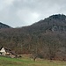 Links der Glaserhansenhof und rechts der Scheibenfelsen von welchem man bei einem kleinen Abstecher ins Tal herunterblicken kann.