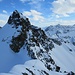 Blick zur Westlichen Schnapfenspitze: hier sieht man, dass von ihr aus ein einfacher Übergang am Grat zur Schnapfenkuchlspitze nicht möglich ist.