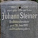 Louchov, Friedhof, Grabmal
Realitätenbesitzer ist offenbar ein ehrenvoller süddeutscher/österreichischer Ausdruck für Immobilienbesitzer.