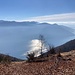 malerischer Weg am Kamm - mit Sonnenstrahlenspiel auf dem Lago Maggiore