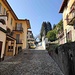 salendo verso la prima cappella del Sacro Monte