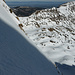 Schwindelerregender Blick aus der Gipfelflanke nach NNW: rechts Kaiseregg, links Schwyberg, darüber der Berner Jura