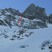 Blick vom Zustieg zum Schafberg hinauf zur oberen Rotechaste NW-Flanke: nach der Einstiegsrinne, dem Quergang und dem Firnfeld verliert sich die Ausstiegsrinne im Ungewissen...rechts darüber der NE-Rücken zum Gipfel