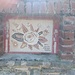 Sul muro perimetrale della casa, "El Finil del Gioan" diversi mosaici come questo.