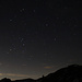 Capanna Ribia (1996m): Das Wetter hatte über Nacht gehalten und ein prächtiger Sternenhimmel zeigte sich am nächsten Morgen auf der Hütte in Richtung Süden. Links ist das Sternbild Skorpion (Scorpius), das nicht vollständig über den Horizont ragt; noch weniger ist vom Wolf (Lupus) zu sehen über dem Horizont in der Mitte. Ganz dagegen ist die Waage in der Bildmitte zu sehen. Rechts sind Teile der Jungfrau (Virgo) mit dem hellen Stern Spica und links Oben vom Schlangenträger (Ophiuchus) zu erkennen.