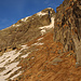Bis unter das Ostwandcouloir welches auf den Nordostgrat folgt der alpin markierte Bergweg zuletzt einer Felswand. Hier hat man einen schönen Blick auf den knapp hundert Meter höheren Hauptgipfel des Rosso di Ribia (2547m).