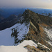 Rosso di Ribia (2547m): Aussicht vom Hauptgipfel auf den wenig niedrigeren Nordostgipfel. Die Aufstiegsrinne von rechts unten aus der Südflanke zum Gratsattel hinauf ist vom Gipfel her nicht sichtbar.