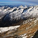 Rosso di Ribia (2547m): <br /><br />Gipfelaussicht nach Südwesten ins Talende vom Valle di Vergeletto. Rects ist der eindrückliche Grenzgipfel zu Italien Pizzo di Madéi / Pizzo Medaro (2550,7m). Die bäbderdurchzogene Pyramide in der Mitte ist die Pioda di Crana (2450m).