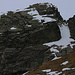 Rückblick auf den bestiegenen Rosso di Ribia (2547m) mit der Schneegefüllten Rinne lonks vom Gipfel. Meine Spuren darin sind schwach zu erkennen. Gemäss Gipfelbuch war ich der erste Besucher im Jahr 2023 auf dem Rosso di Ribia.