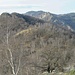 Alle nostre spalle i boschi che dovremo percorrere per raggiungere le mete successive: il Monte Crocino (a sinistra), il roccioso Monte Zughero (a destra) e il Mottarone sullo sfondo.