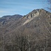 Il Monte Zughero qui appare dal suo versante nord, dove anticamente è stata creata un cava per estrarre granito. Sullo sfondo il Mottarone.