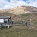 Alpe e Cappella al Passo Ranghetto - a sx in foto, non visibile, parte la pista del sentiero 625A (sconsigliato dal CAI - aggiornamento Maggio 2022)
