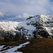 Rifugio Alpe Costa (1941m): Aussicht von der Hütte auf die gegenüberliegende Talseite vom Val d'Efra mit dem Scaiee (2457m) und dem dahinter liegenden Hauptgipfel Cima Gagnone (2518,2m).