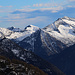 Rifugio Alpe Costa (1941m): Hüttenaussicht im Zoom hinaus übers Valle Vercasca zum Pizzo d'Orgnana (2218,6m) und dem etwas weiter entfernten Pizzo di Corbella (2066m).