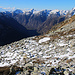 Blick ins Valle Verzasca mi dem Madom da Sgióf (2264,9m) beim Abstieg zur Hütte auf etwa 2200m.