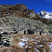 Die Ruinen der Alp Laghetto (2050m) oderhalb vom Rifugio Alpe Costa.