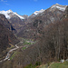 Blick während des Abstiegs ins oberste Dorf Sonogno (918m) im Valle Verzasca.