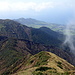 Blick Richtung Süden über die Bergwelt von São Miguel und zur nahegelegenen Küste. Bei klarem Wetter könnte man von hier aus die südlichste und östlichste Insel der Azoren, Santa Maria, sehen.
