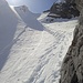 Rückblick zum bis über 45° steilen Couloir, in dem ich vom Grat her abgestiegen bin. Links hatte ich etwas Lockerschnee in Bewegung gesetzt.
