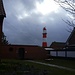 Der Kleine Leuchtturm steht etwas verloren neben dem riesigen Sender der Küstenfunkstelle, dessen Abspannseile im Bild zu sehen sind