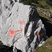 Mächtiger Markierungsblock in Karwendelwildnis: nach rechts gehts zum Karwendelhaus (KWH), nach links zur Pleisenhütte (PH).