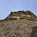 Der - ähem - Klettersteig zickzackt dann den von Weinbergmauern durchzogenen, felsigen Hang hinauf. 