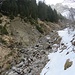 Der Wanderweg zweigt hier nach links ab, orange Pfeile links zeigen die Skiroute an.