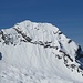 Bettlerspitze im Zoom; sie wirkt nicht wie ein klassischer Skitourenberg. Im Internet ist keine genaue Skitourenbeschreibung zu finden. Bei "Bergwelten.com" wird dieSkiabfahrt von ihr (in der hier sichtbaren Flanke) mit WS+ bewertet, was eindeutig falsch ist!